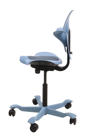 Håg Capisco kontorstol i lyseblå set fra siden af.