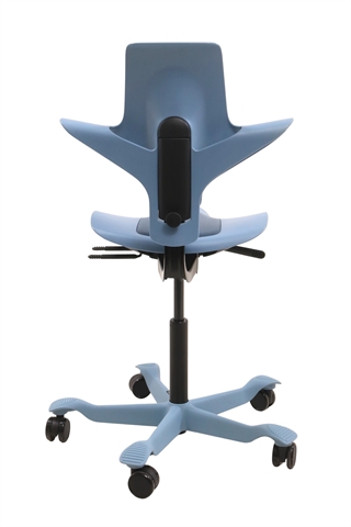 Håg Capisco kontorstol i lyseblå set bagfra.
