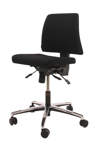 Holmris B8 kontorstol i sort med aluminiums fodkryds set forfra i en skrå vinkel.