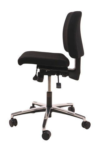 Holmris B8 kontorstol i sort med aluminiums fodkryds set fra siden af.