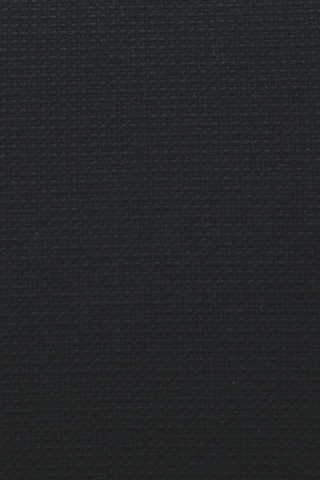 Det sorte fame stof set tæt på.