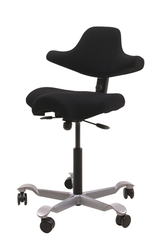 Håg Capisco kontorstol set forfra i en skrå vinkel.