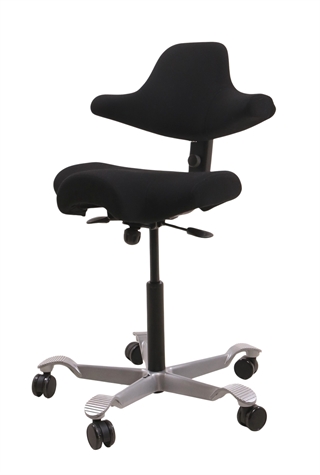 Håg Capisco kontorstol set forfra i en skrå vinkel.