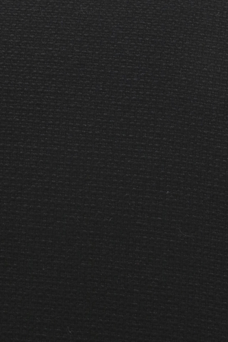 Det sorte fame stof set tæt på.