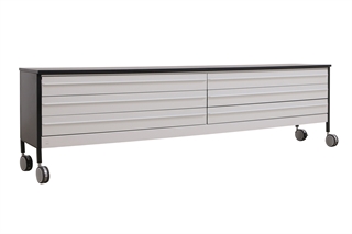 Dencon skænk/TV bord i sort med aluminiums front set forfra i en skrå vinkel.