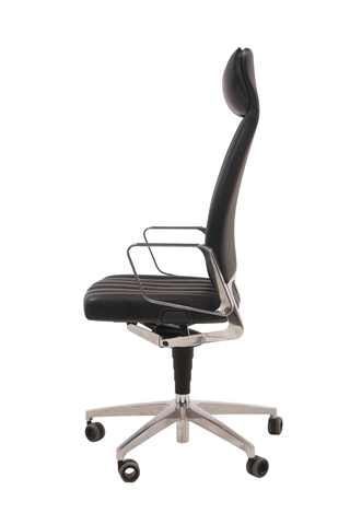 Vintage design chefstol i sort læder & krom set fra siden af.