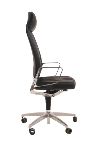 Vintage design chefstol i sort læder & krom set fra siden af.