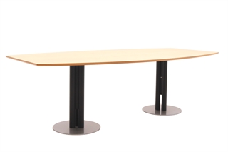 Scanoffice konferencebord i ahorn set forfra i en skrå vinkel.
