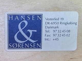 Møbelmærke set tæt på.