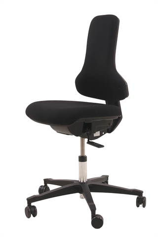 Sort kontorstol i modellen GS2009 Tec Profile fra Dauphin set forfra i en skrå vinkel.