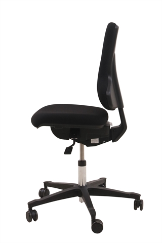 Sort kontorstol i modellen GS2009 Tec Profile fra Dauphin set fra siden af.