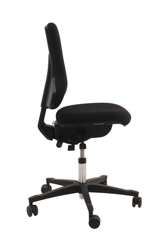 Sort kontorstol i modellen GS2009 Tec Profile fra Dauphin set fra siden af.