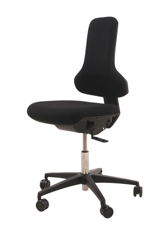 Sort kontorstol i modellen GS2009 Tec Profile fra Dauphin set forfra i en skrå vinkel.