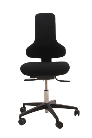 Sort kontorstol i modellen GS2009 Tec Profile fra Dauphin set forfra.