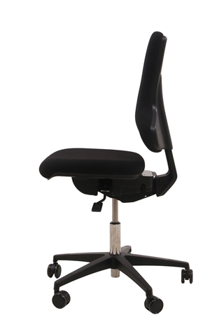 Sort kontorstol i modellen GS2009 Tec Profile fra Dauphin set fra siden af.