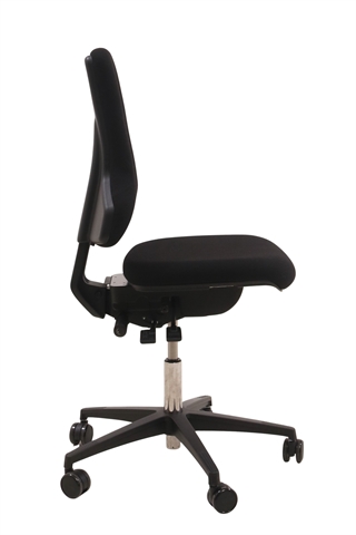 Sort kontorstol i modellen GS2009 Tec Profile fra Dauphin set fra siden af.