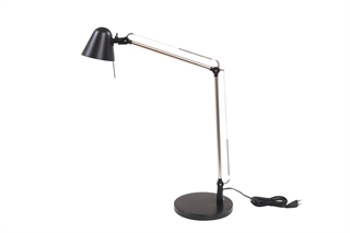 Uppbo skrivebordslampe i sort set fra siden af i en skrå vinkel.