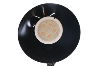 LED pæren og den sorte skærm set neddefra.
