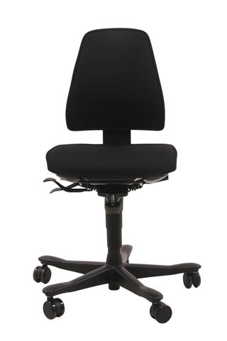 Kinnarps Synkron 6000 kontorstol i sort set forfra.