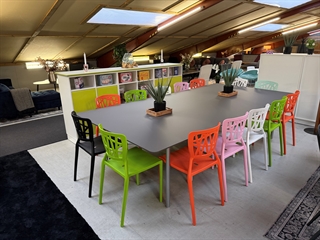 Mødebord i antracitgrå nano laminat set forfra i en skrå vinkel med stole til.