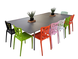 Bordet med stole omkring.