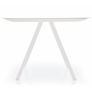 Pedrali bord i hvid laminat med hvidt stel set fra enden af.