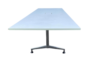 Konferencebord i hvid laminat med krom stel set fra enden af.