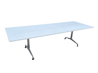 Konferencebord i hvid laminat med krom stel set forfra i en skrå vinkel.
