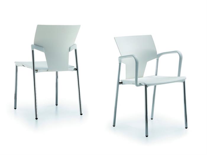 Miljøbillede af aktiva stol i hvid med og uden armlæn