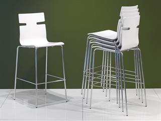 Miljøbillede af barstolene i hvid