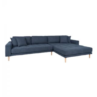 Lounge Sofa, højrevendt i mørkeblå med fire puder og natur træben, HN1035 fra House Nordic
