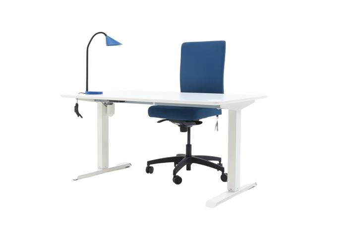 Kontorsæt med bordplade i hvid, stelfarve i hvid, blå bordlampe og blå kontorstol