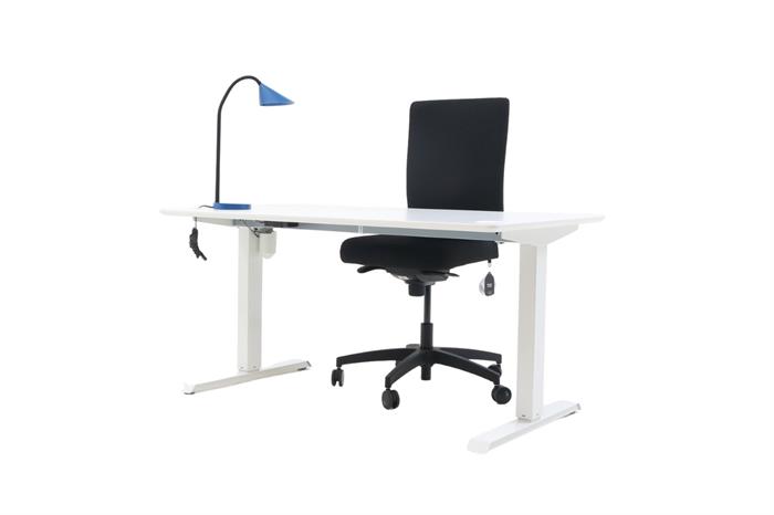 Kontorsæt med bordplade i hvid, stelfarve i hvid, blå bordlampe og sort kontorstol