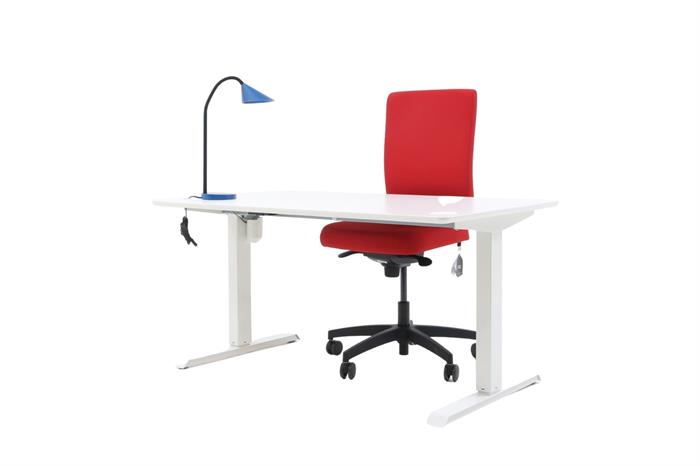 Kontorsæt med bordplade i hvid, stelfarve i hvid, blå bordlampe og rød kontorstol