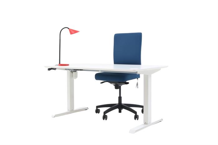 Kontorsæt med bordplade i hvid, stelfarve i hvid, rød bordlampe og blå kontorstol