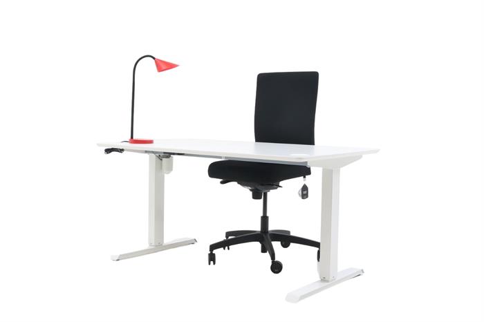 Kontorsæt med bordplade i hvid, stelfarve i hvid, rød bordlampe og sort kontorstol
