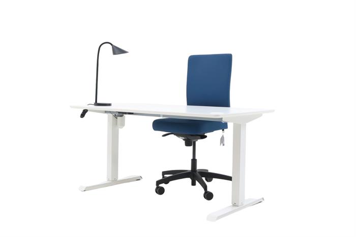 Kontorsæt med bordplade i hvid, stelfarve i hvid, sort bordlampe og blå kontorstol