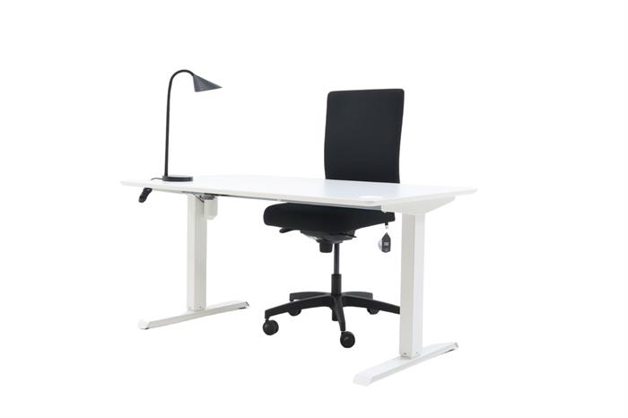 Kontorsæt med bordplade i hvid, stelfarve i hvid, sort bordlampe og sort kontorstol