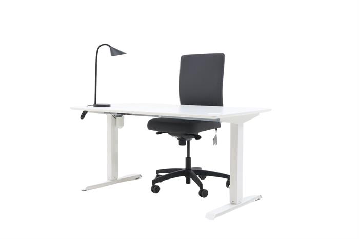 Kontorsæt med bordplade i hvid, stelfarve i hvid, sort bordlampe og grå kontorstol