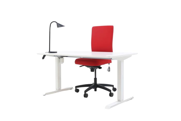 Kontorsæt med bordplade i hvid, stelfarve i hvid, sort bordlampe og rød kontorstol