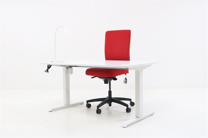 Kontorsæt med bordplade i hvid, stelfarve i hvid, hvid bordlampe og rød kontorstol