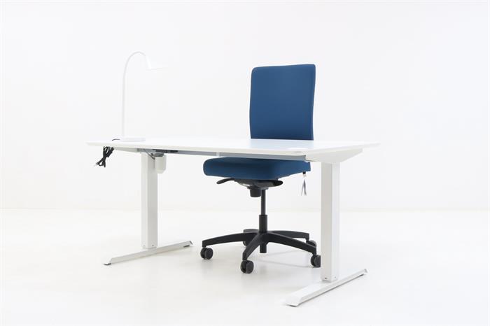 Kontorsæt med bordplade i hvid, stelfarve i hvid, hvid bordlampe og blå kontorstol