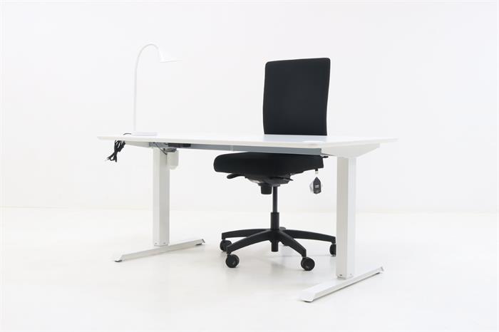 Kontorsæt med bordplade i hvid, stelfarve i hvid, hvid bordlampe og sort kontorstol