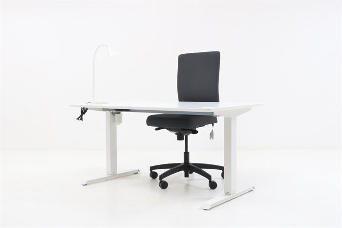 Kontorsæt med bordplade i hvid, stelfarve i hvid, hvid bordlampe og grå kontorstol