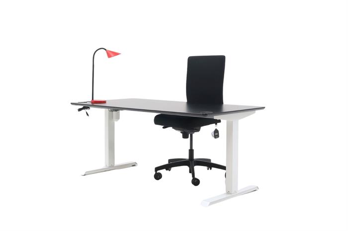 Kontorsæt med bordplade i sort, stelfarve i hvid, rød bordlampe og sort kontorstol