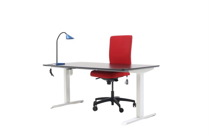 Kontorsæt med bordplade i sort, stelfarve i hvid, blå bordlampe og rød kontorstol