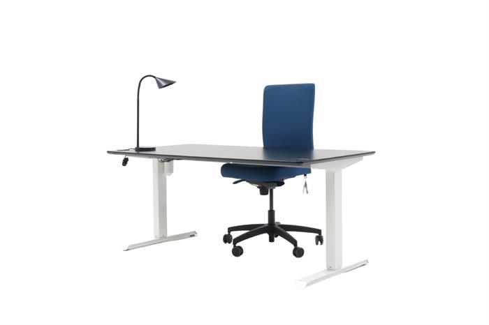 Kontorsæt med bordplade i sort, stelfarve i hvid, sort bordlampe og blå kontorstol