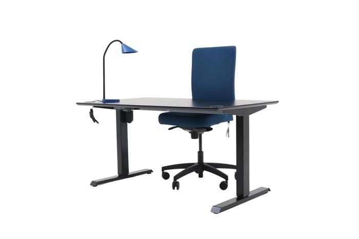 Kontorsæt med bordplade i sort, stelfarve i sort, blå bordlampe og blå kontorstol