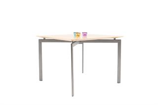 I vores kategori af klapborde & foldeborde finder du her dette flotte klapbord fra Cdk.