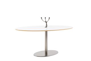Fumac mødebord med ellipseformet bordplade i Fumac bord i hvid laminat med lige kanter og søjlefod i børstet stål.